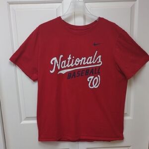 Nike MLB Washington Nationals Baseball Graphic Spell Out SS Red Athletic Cut Tee